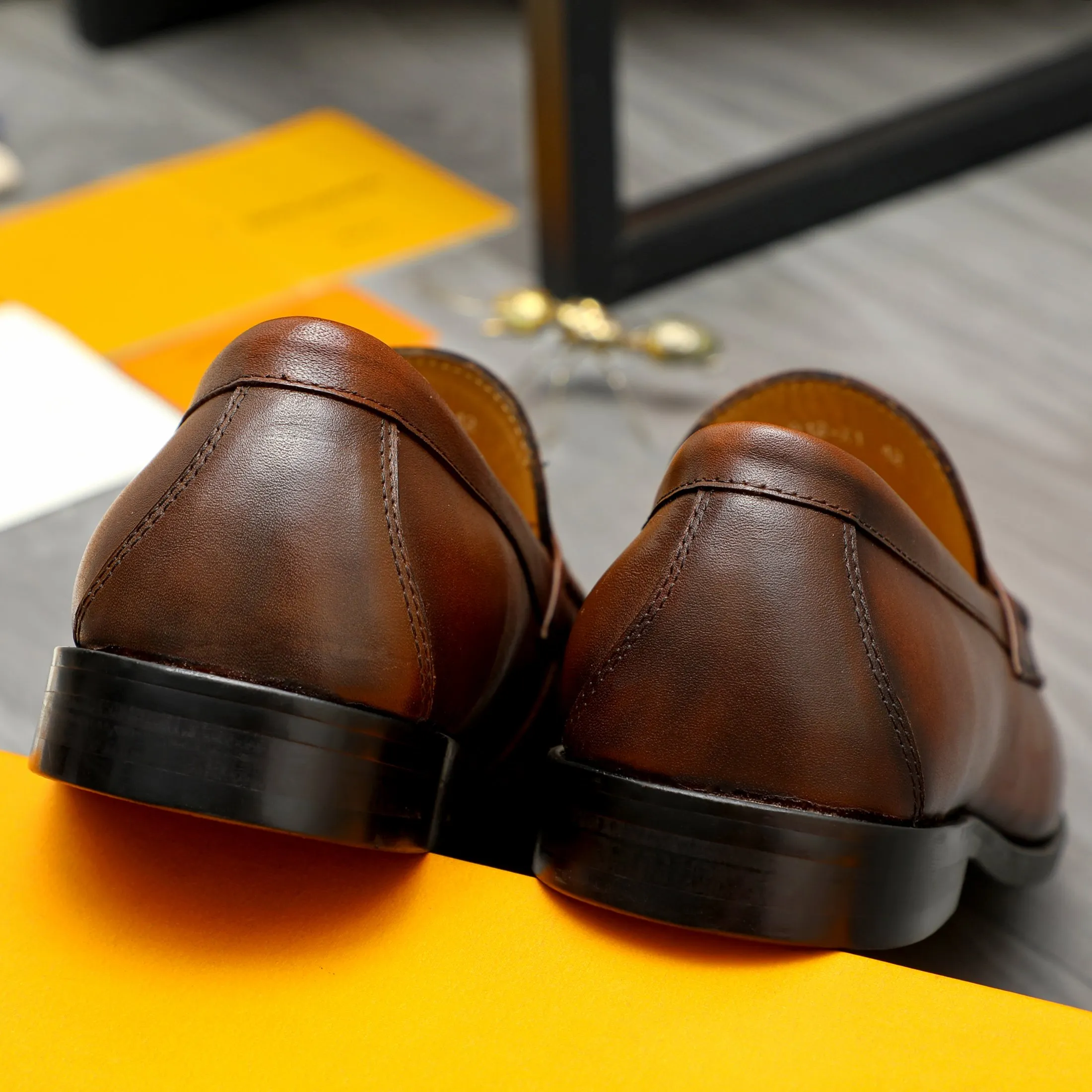 Men's shoes 💰442 Product trademark: LV "Louis Vuitton" business slip-on leather shoes Regular size: 38-46 (45.46 custom-made, non-returnable) Product materials: Selected color-brushed cowhide upper, cowhide lining, original rubber outsole